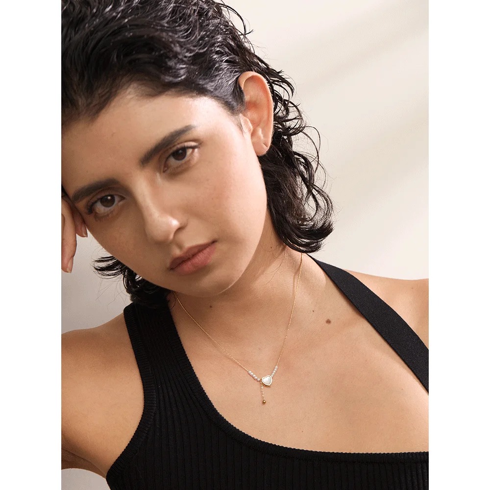 Collier doré avec perles blanches et coeur nacré
