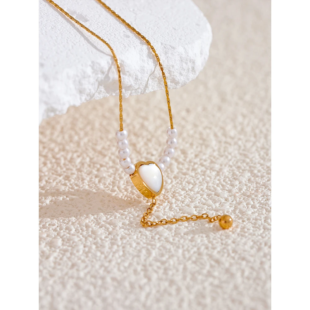 Collier doré avec perles blanches et coeur nacré