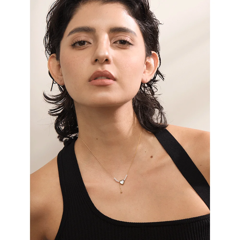 Collier doré avec perles blanches et coeur nacré