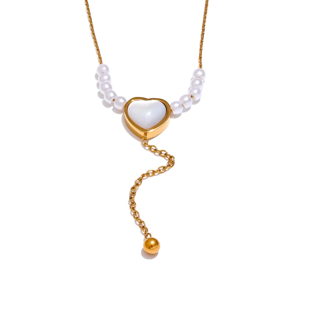 Collier doré avec perles blanches et coeur nacré