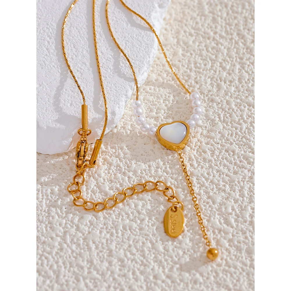 Collier doré avec perles blanches et coeur nacré