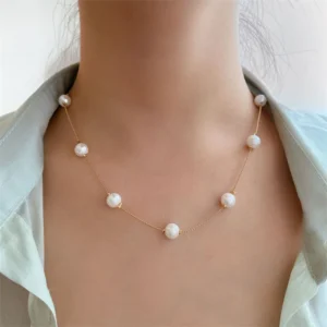 Collier doré avec perles blanches multiples