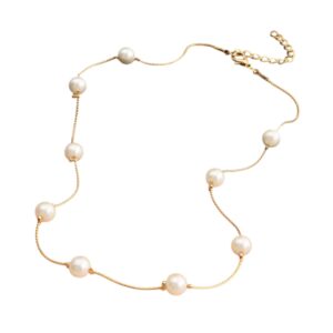 Collier doré avec perles blanches multiples
