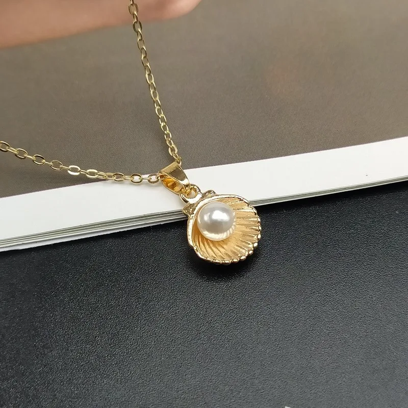 Collier doré coquillage avec perle à l'intérieur