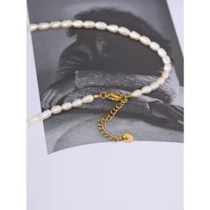 Collier en perles blanches avec pendentif lune dorée