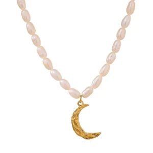 Collier en perles blanches avec pendentif lune dorée