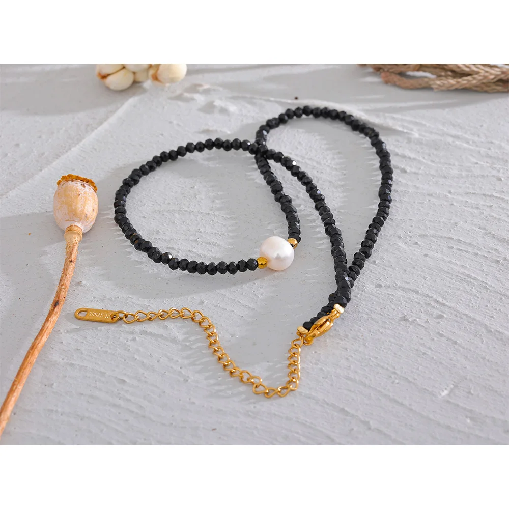 Collier en perles irrégulières noires avec perle blanche unique