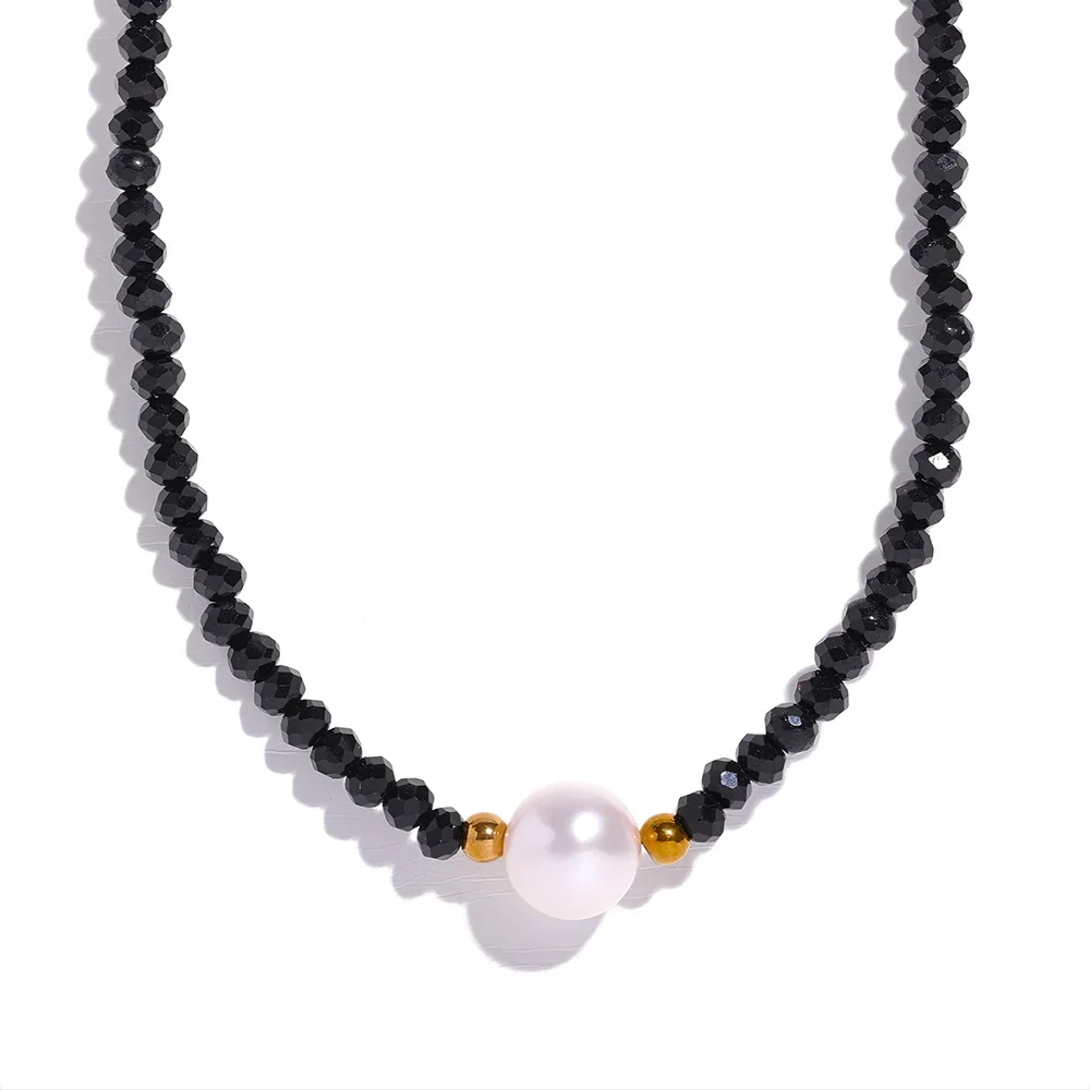 Collier en perles irrégulières noires avec perle blanche unique