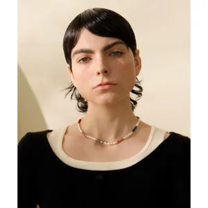 Collier multicolore et doré avec perles blanches