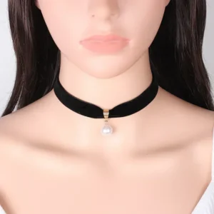 Collier ras de cou en tissu noir avec pendentif perle