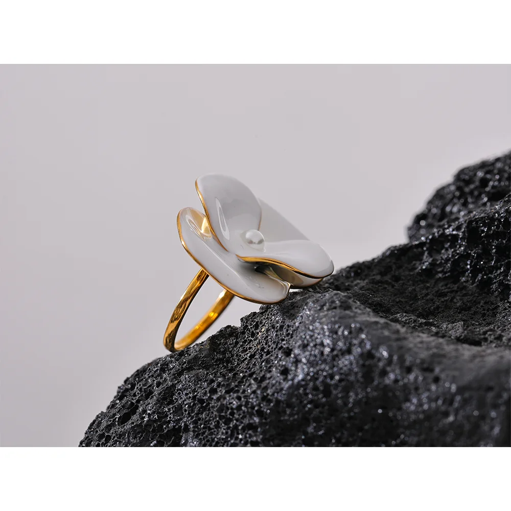 Grosse bague perle blanche en forme de fleur