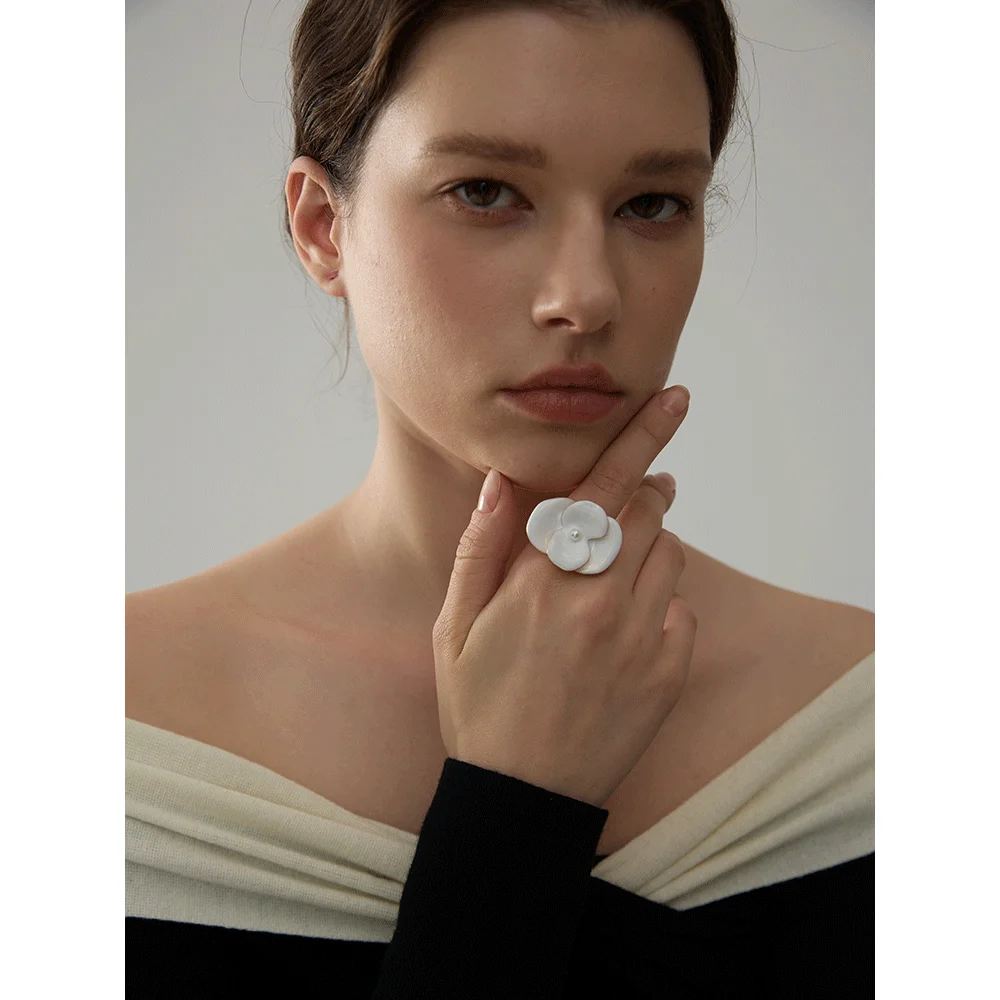Grosse bague perle blanche en forme de fleur