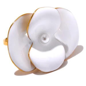 Grosse bague perle blanche en forme de fleur