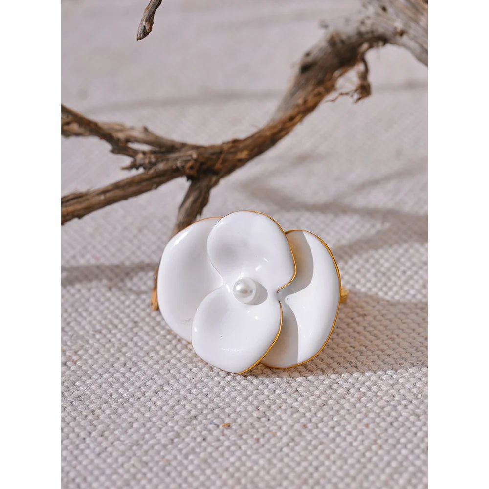 Grosse bague perle blanche en forme de fleur