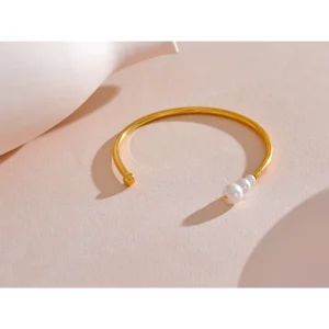 Jonc doré classique avec triples perles blanches