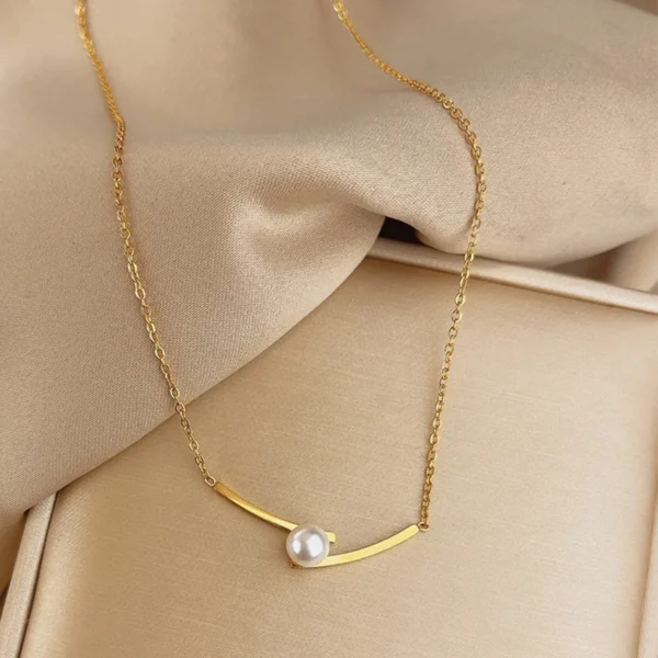 Collier design doré avec perle ronde blanche