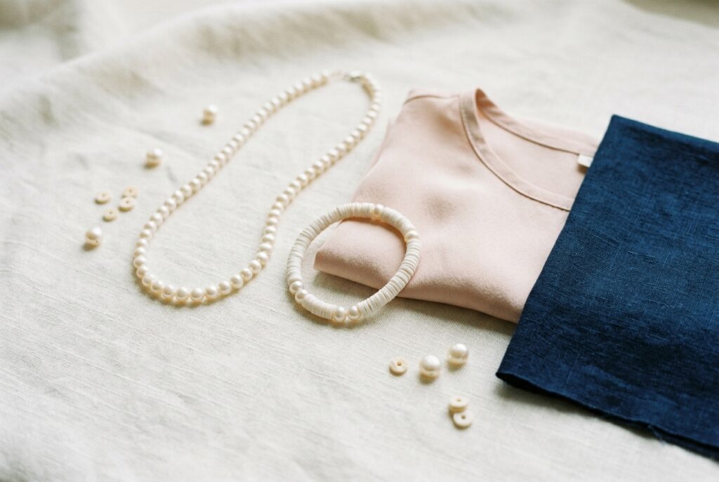 Bijoux perles et tenue : associations gagnantes - illustration
